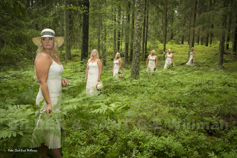 Seriebild, modell i skog.
